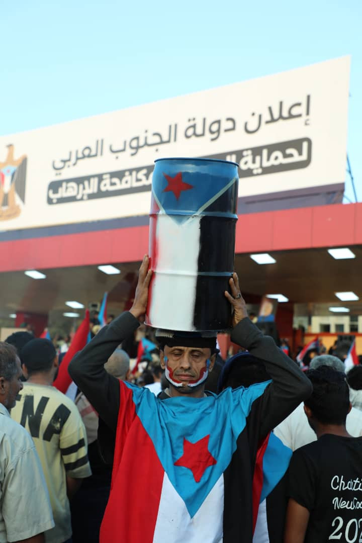 فريق التوجيه والرقابة الرئاسي يتفقد مخيم الاعتصام المفتوح في العاصمة عدن فريق التوجيه والرقابة الرئاسي يتفقد مخيم الاعتصام المفتوح في العاصمة عدن