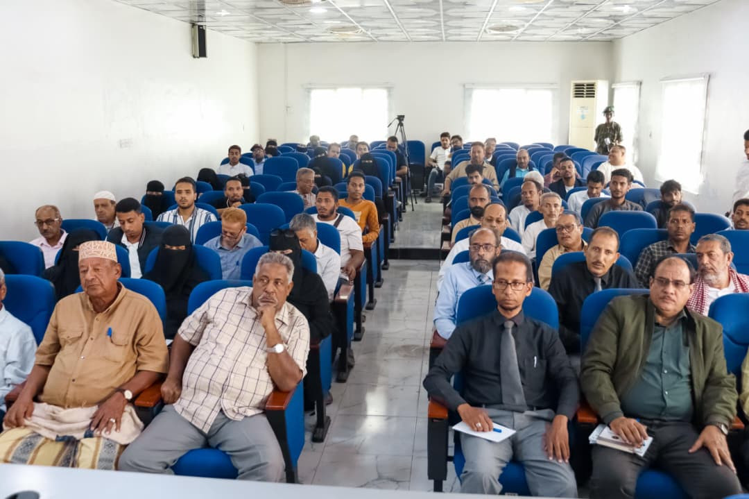 فريق التوجيه والرقابة الرئاسي يعقد لقاءً موسعاً مع الأكاديميين والسياسيين والمثقفين بحضرموت فريق التوجيه والرقابة الرئاسي يعقد لقاءً موسعاً مع الأكاديميين والسياسيين والمثقفين بحضرموت