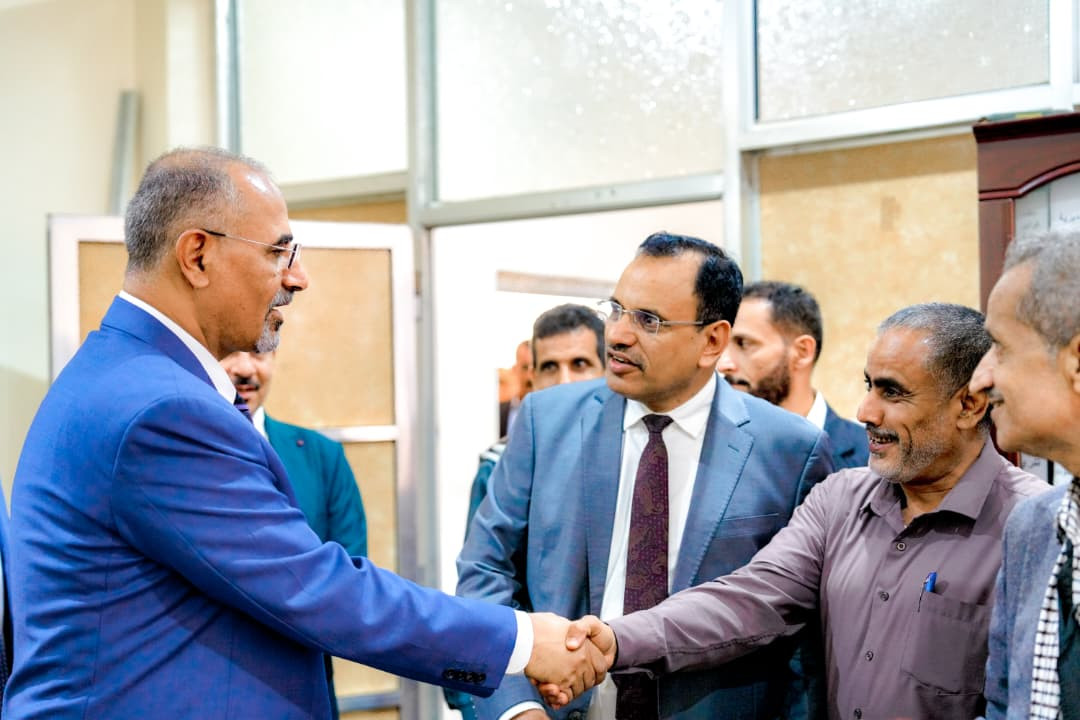 الرئيس الزُبيدي يتفقد سير العمل بديوان عام وزارة الزراعة والري والثروة السمكية وقطاعاتها الرئيس الزُبيدي يتفقد سير العمل بديوان عام وزارة الزراعة والري والثروة السمكية وقطاعاتها