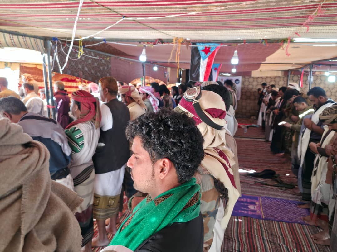 بحضور قيادة انتقالي المحافظة .. أبناء شبوة يؤدون صلاة الجمعة تحت شعار "الوفاء للمشروع العربي" بساحة الاعتصام بحضور قيادة انتقالي المحافظة .. أبناء شبوة يؤدون صلاة الجمعة تحت شعار "الوفاء للمشروع العربي" بساحة الاعتصام