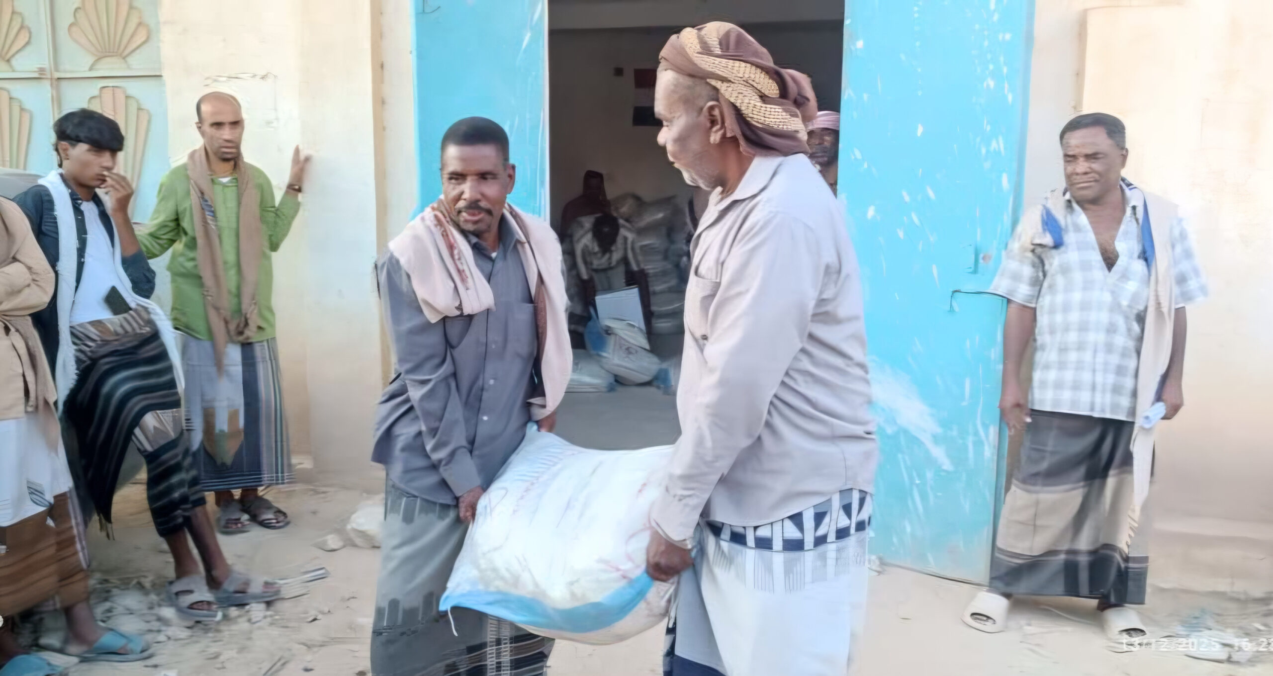 مقدمة من الرئيس الزُبيدي.. انتقالي ساه يدشّن توزيع السلال الغذائية للأسر الأشد احتياجًا مقدمة من الرئيس الزُبيدي.. انتقالي ساه يدشّن توزيع السلال الغذائية للأسر الأشد احتياجًا