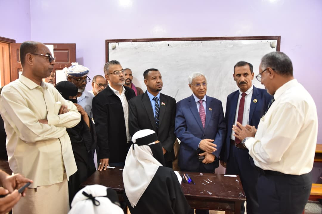 القائم بأعمال رئيس تنفيذية انتقالي حضرموت يدشن امتحانات الفصل الدراسي الأول بمديرية المكلا