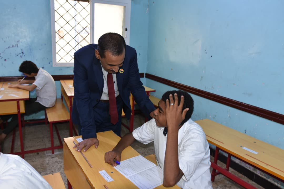 القائم بأعمال رئيس تنفيذية انتقالي حضرموت يدشن امتحانات الفصل الدراسي الأول بمديرية المكلا