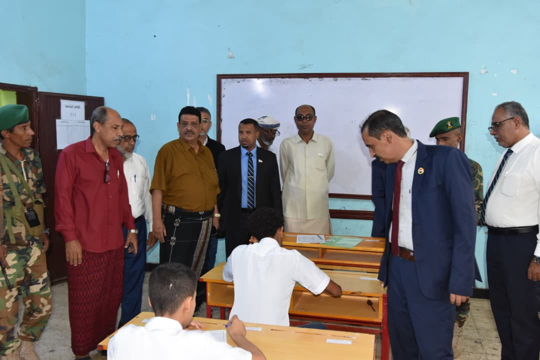 القائم بأعمال رئيس تنفيذية انتقالي حضرموت يدشن امتحانات الفصل الدراسي الأول بمديرية المكلا
