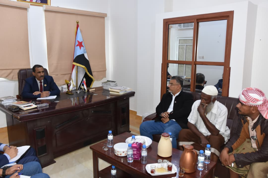 القائم بأعمال رئيس تنفيذية انتقالي حضرموت يدشن امتحانات الفصل الدراسي الأول بمديرية المكلا