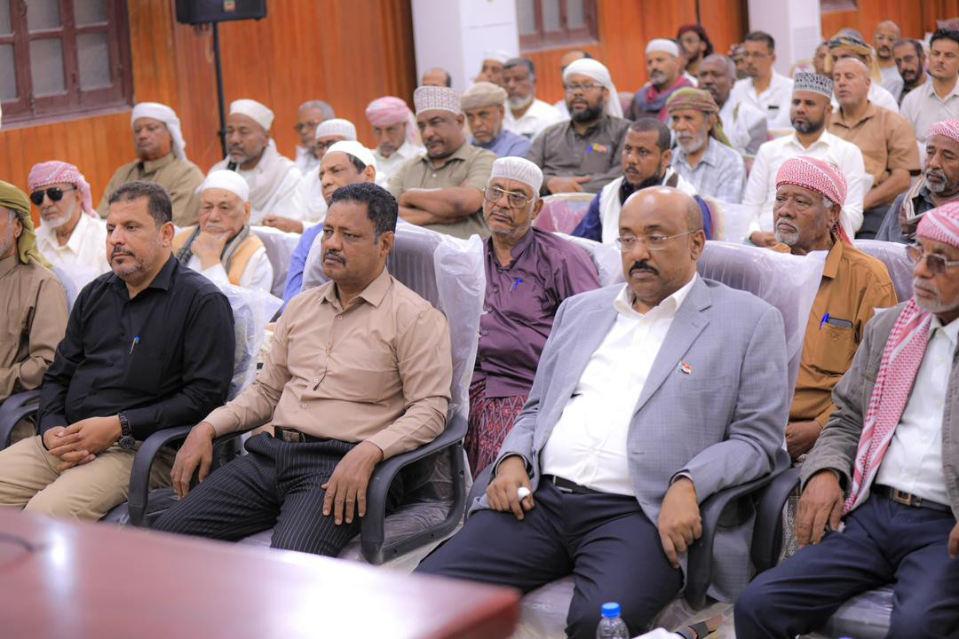 الكثيري يترأس لقاء موسعا بالمكتب التنفيذي وعقال الحارات والشخصيات الاجتماعية بسيئون