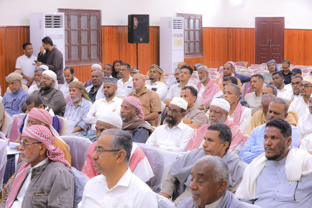 الكثيري يترأس لقاء موسعا بالمكتب التنفيذي وعقال الحارات والشخصيات الاجتماعية بسيئون