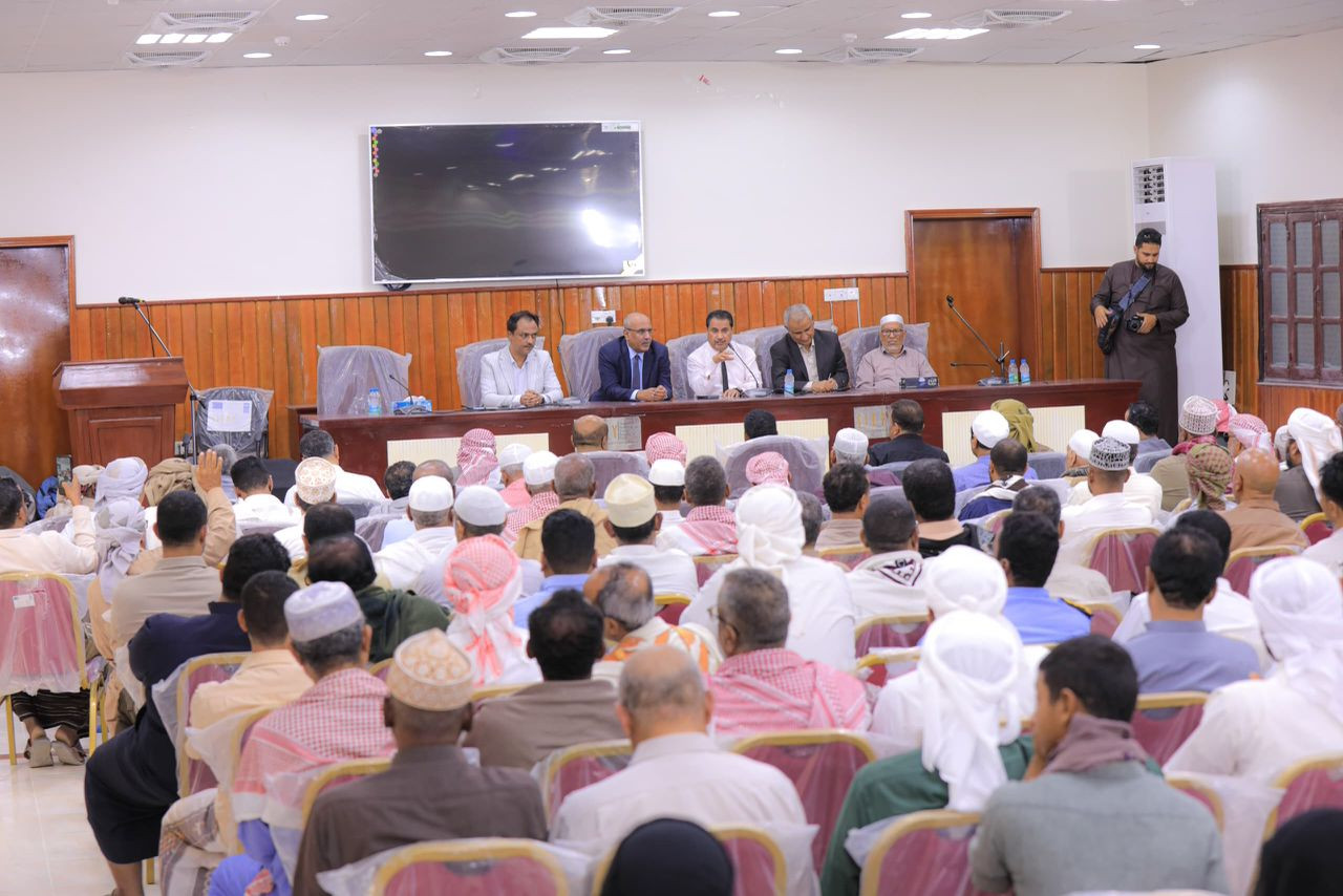 الكثيري يترأس لقاء موسعا بالمكتب التنفيذي وعقال الحارات والشخصيات الاجتماعية بسيئون