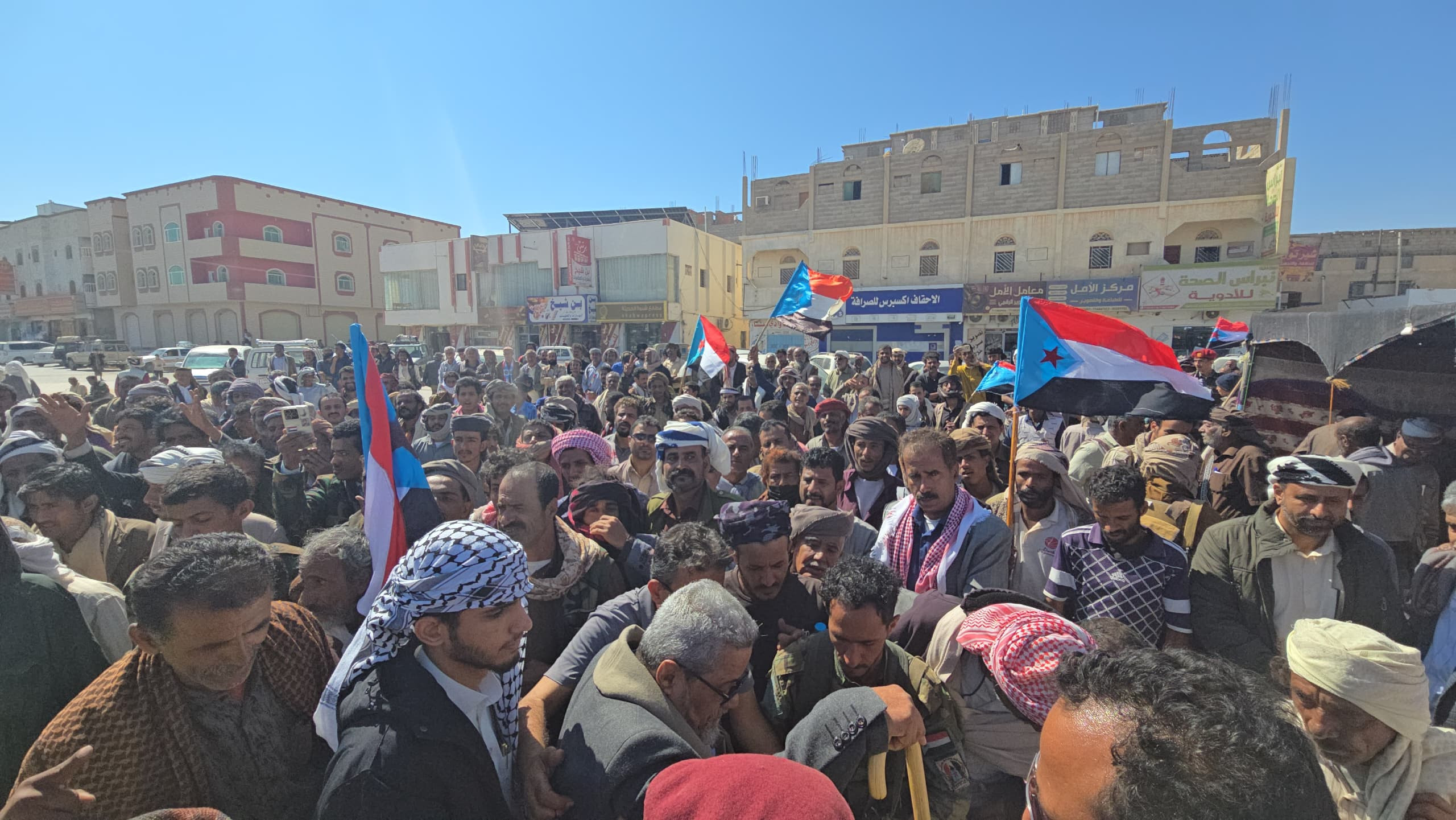 مخيم الاعتصام المفتوح بشبوة يستقبل وفدًا جماهيريًا من مديريات حبان ورضوم ودهر مخيم الاعتصام المفتوح بشبوة يستقبل وفدًا جماهيريًا من مديريات حبان ورضوم ودهر