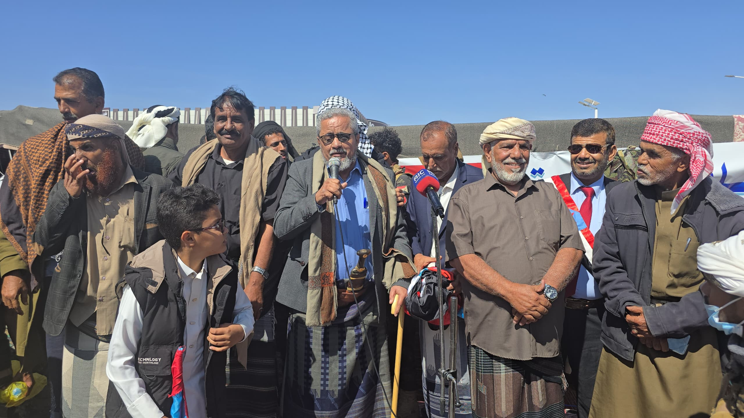 مخيم الاعتصام المفتوح بشبوة يستقبل وفدًا جماهيريًا من مديريات حبان ورضوم ودهر مخيم الاعتصام المفتوح بشبوة يستقبل وفدًا جماهيريًا من مديريات حبان ورضوم ودهر