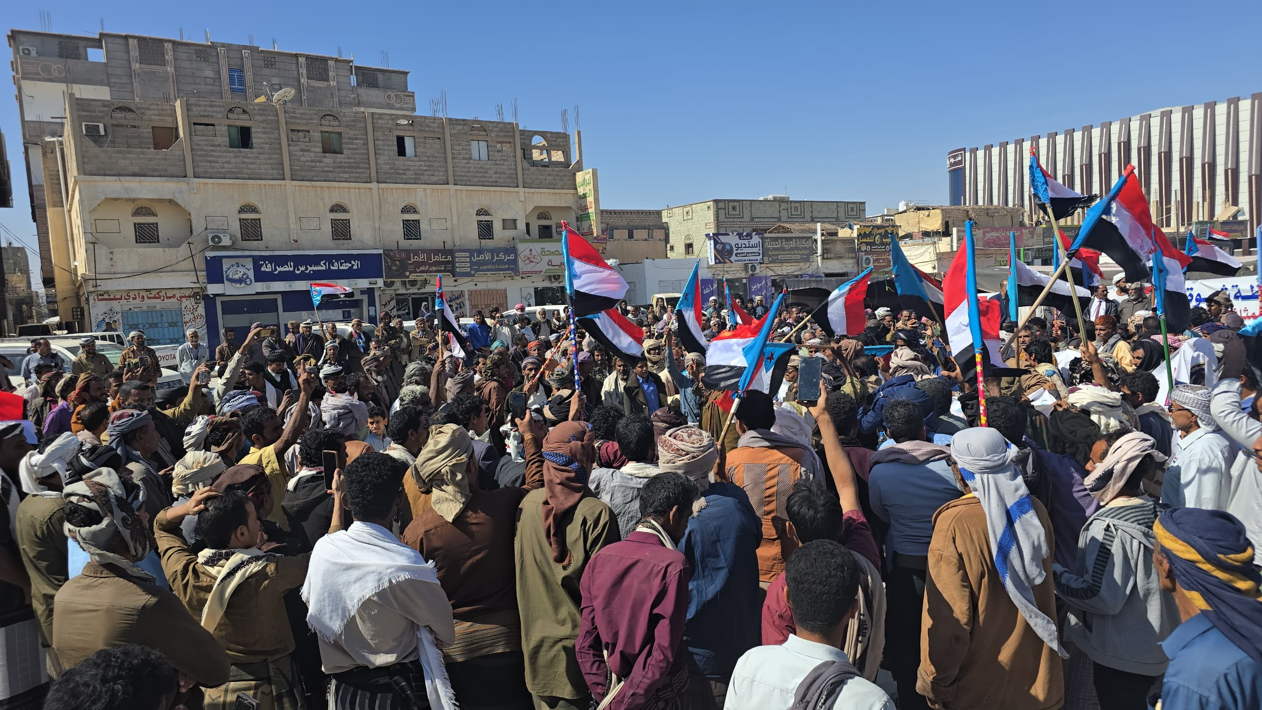 مخيم الاعتصام المفتوح بشبوة يستقبل وفدًا جماهيريًا من مديريات حبان ورضوم ودهر مخيم الاعتصام المفتوح بشبوة يستقبل وفدًا جماهيريًا من مديريات حبان ورضوم ودهر