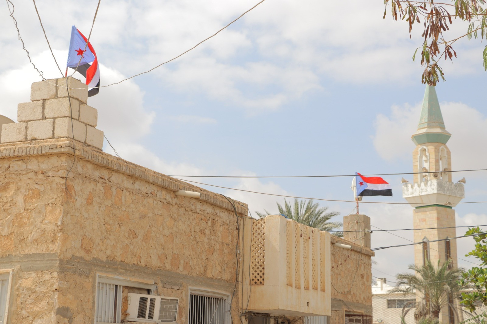 انتقالي غيل باوزير يدشّن رفع علم دولة الجنوب العربي على المباني الحكومية بالمديرية انتقالي غيل باوزير يدشّن رفع علم دولة الجنوب العربي على المباني الحكومية بالمديرية