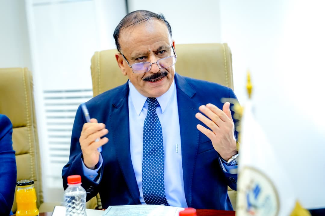 الرئيس الزُبيدي يبحث سُبل تطوير البنية التحتية لقطاع النقل الرئيس الزُبيدي يبحث سُبل تطوير البنية التحتية لقطاع النقل