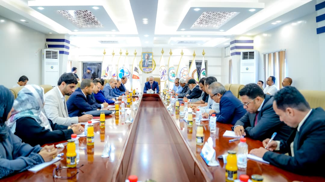 الرئيس الزُبيدي يبحث سُبل تطوير البنية التحتية لقطاع النقل الرئيس الزُبيدي يبحث سُبل تطوير البنية التحتية لقطاع النقل