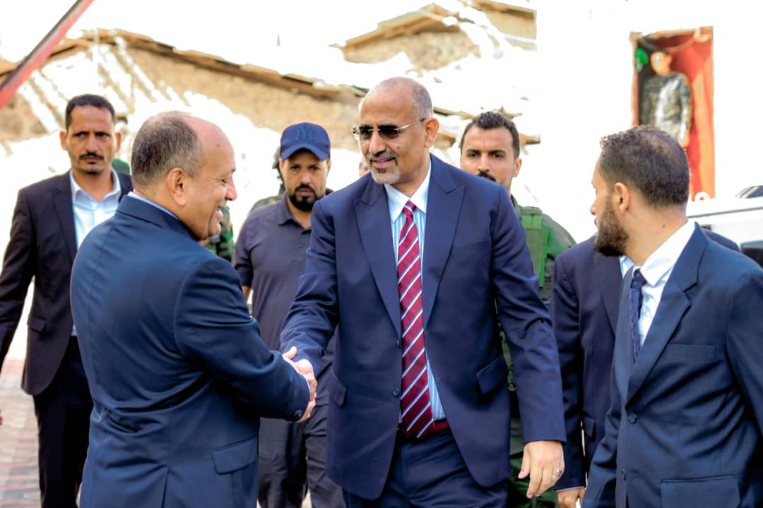 الرئيس الزُبيدي يتفقد سير العمل بوزارة الصناعة والتجارة الرئيس الزُبيدي يتفقد سير العمل بوزارة الصناعة والتجارة