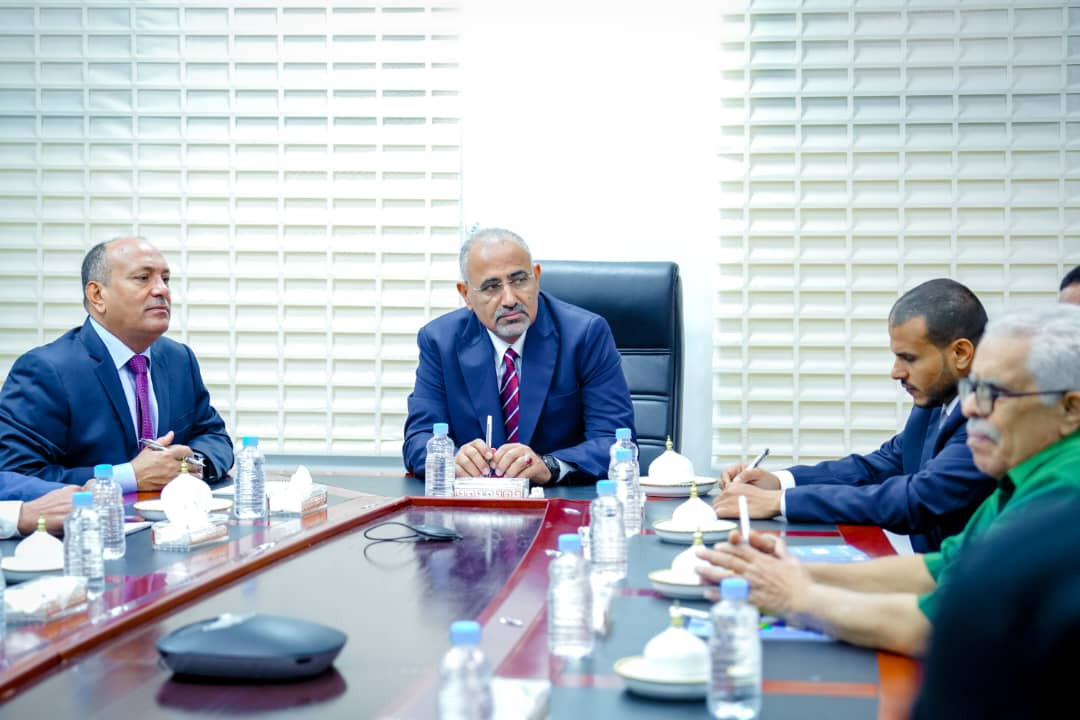 الرئيس الزُبيدي يتفقد سير العمل بوزارة الصناعة والتجارة الرئيس الزُبيدي يتفقد سير العمل بوزارة الصناعة والتجارة