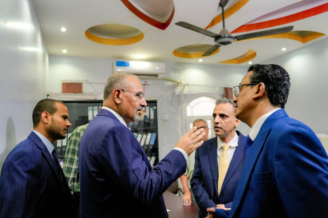 الرئيس الزُبيدي يتفقد سير العمل في وزارة الإدارة المحلية بالعاصمة عدن الرئيس الزُبيدي يتفقد سير العمل في وزارة الإدارة المحلية بالعاصمة عدن