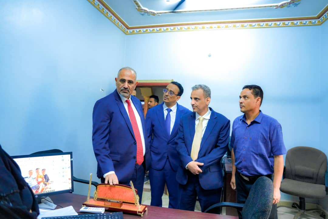 الرئيس الزُبيدي يتفقد سير العمل في وزارة الإدارة المحلية بالعاصمة عدن الرئيس الزُبيدي يتفقد سير العمل في وزارة الإدارة المحلية بالعاصمة عدن