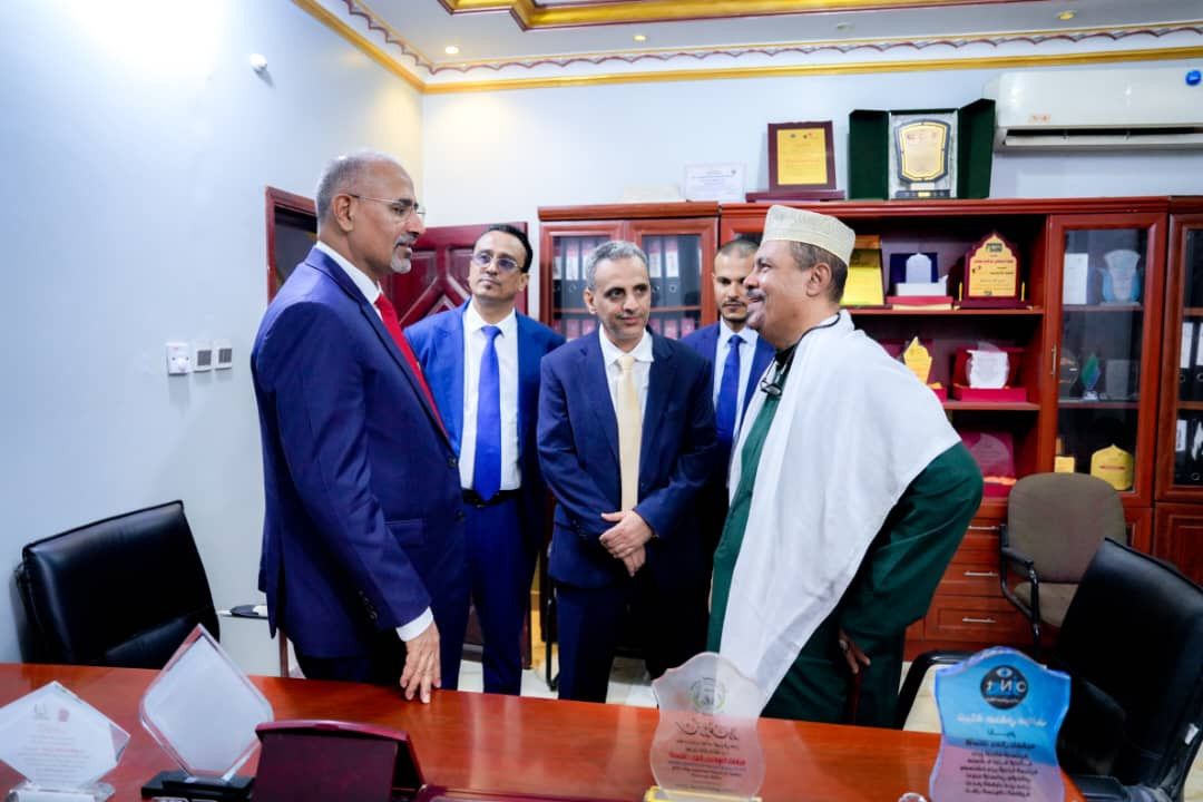 الرئيس الزُبيدي يتفقد سير العمل في وزارة الإدارة المحلية بالعاصمة عدن الرئيس الزُبيدي يتفقد سير العمل في وزارة الإدارة المحلية بالعاصمة عدن