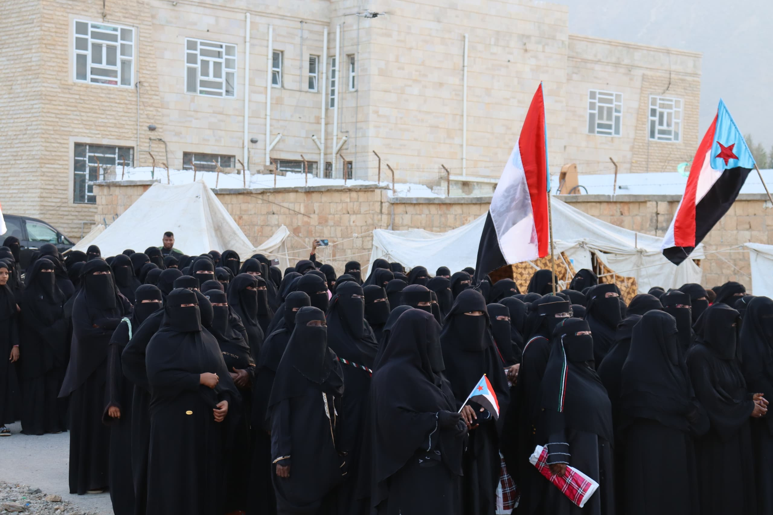 حشد نسائي في ساحة الاعتصام المفتوح بسقطرى للمطالبة بإعلان دولة الجنوب العربي حشد نسائي في ساحة الاعتصام المفتوح بسقطرى للمطالبة بإعلان دولة الجنوب العربي