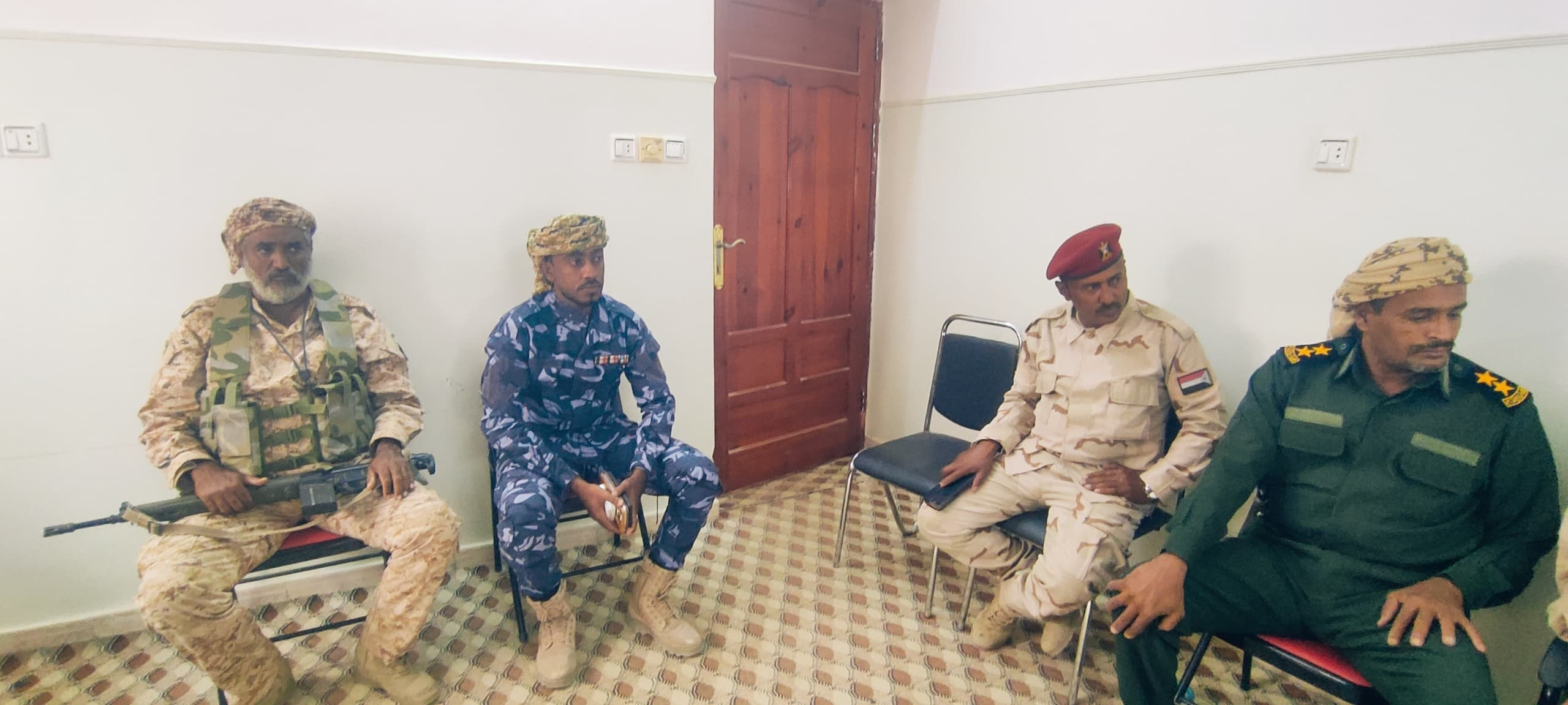 رئيس تنفيذية انتقالي حورة ووادي العين يلتقي قائد اللواء 15 صاعقة لبحث تعزيز التنسيق الأمني بالمديرية رئيس تنفيذية انتقالي حورة ووادي العين يلتقي قائد اللواء 15 صاعقة لبحث تعزيز التنسيق الأمني بالمديرية