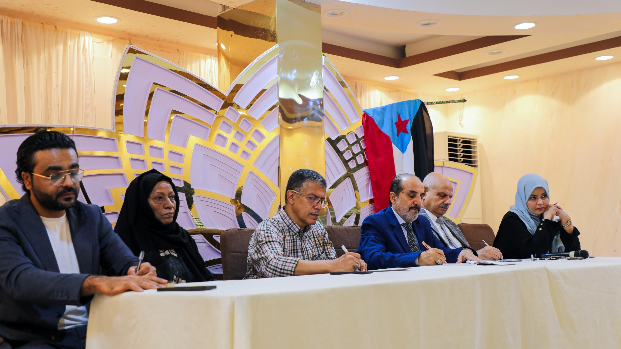 فريق التوجيه والرقابة الرئاسي يلتقي نخبة من المكونات والشخصيات السياسية في العاصمة عدن فريق التوجيه والرقابة الرئاسي يلتقي نخبة من المكونات والشخصيات السياسية في العاصمة عدن