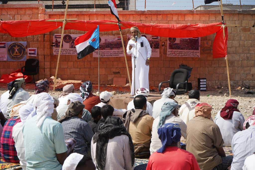 أبناء سقطرى يؤدون صلاة الجمعة في ساحة الاعتصام المفتوح تحت شعار "الثبات والتمكين" أبناء سقطرى يؤدون صلاة الجمعة في ساحة الاعتصام المفتوح تحت شعار "الثبات والتمكين"