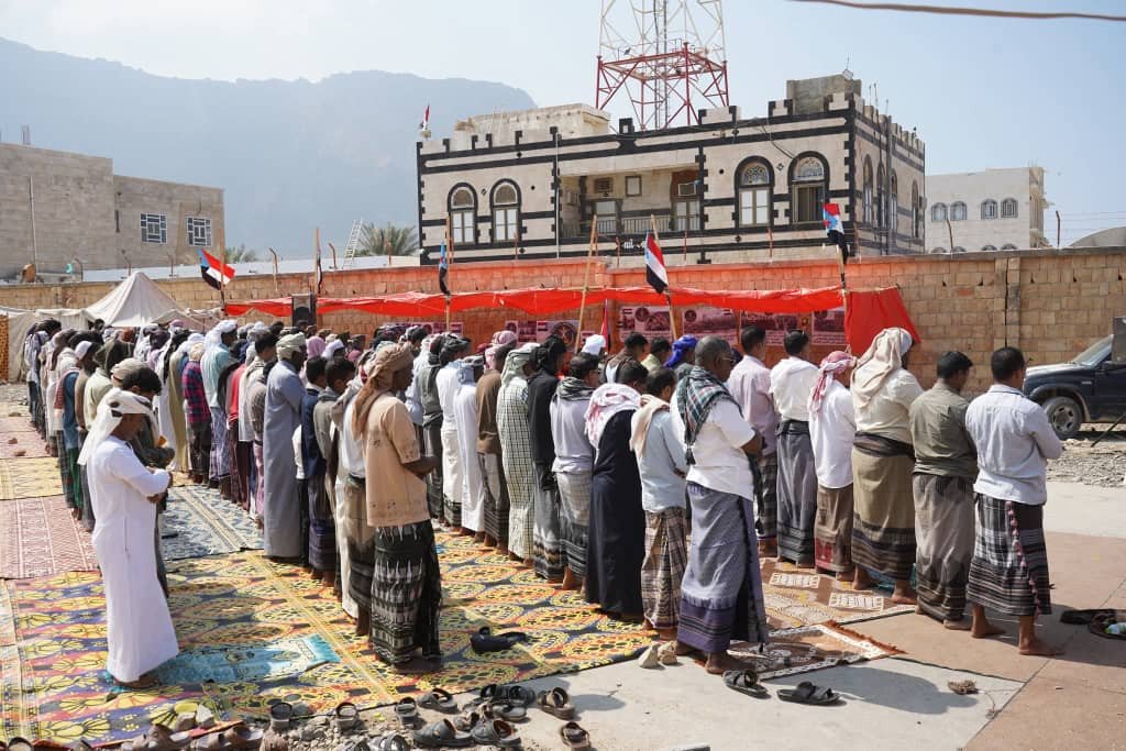 أبناء سقطرى يؤدون صلاة الجمعة في ساحة الاعتصام المفتوح تحت شعار "الثبات والتمكين" أبناء سقطرى يؤدون صلاة الجمعة في ساحة الاعتصام المفتوح تحت شعار "الثبات والتمكين"