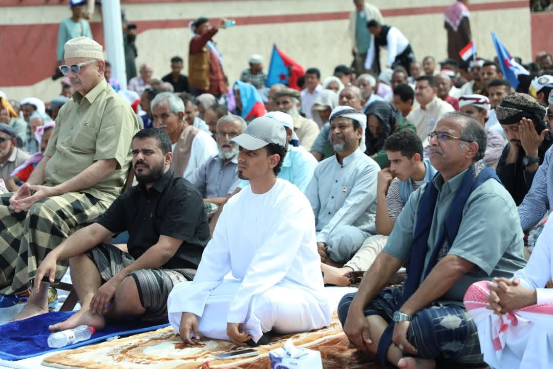 حشود غفيرة تؤدي صلاة الجمعة في ساحة الاعتصام بالعاصمة عدن تحت شعار "الثبات والتمكين" حشود غفيرة تؤدي صلاة الجمعة في ساحة الاعتصام بالعاصمة عدن تحت شعار "الثبات والتمكين"