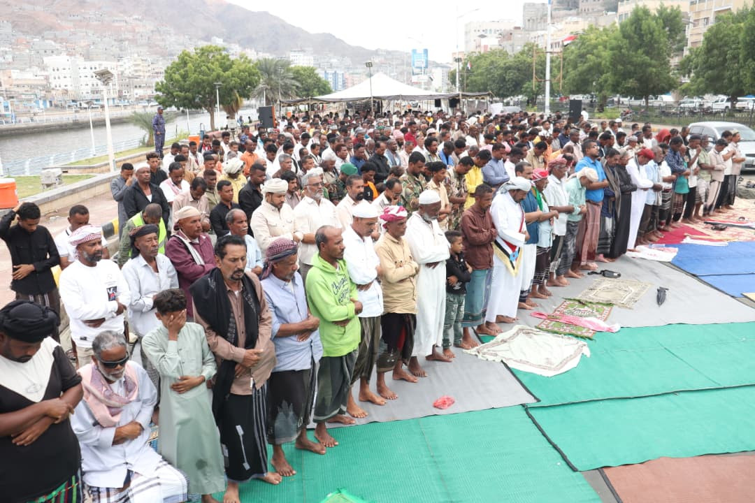 جموع من المصلين يؤدون صلاة " جمعة الثبات والتمكين "في ساحة الاعتصام بالمكلا جموع من المصلين يؤدون صلاة " جمعة الثبات والتمكين "في ساحة الاعتصام بالمكلا