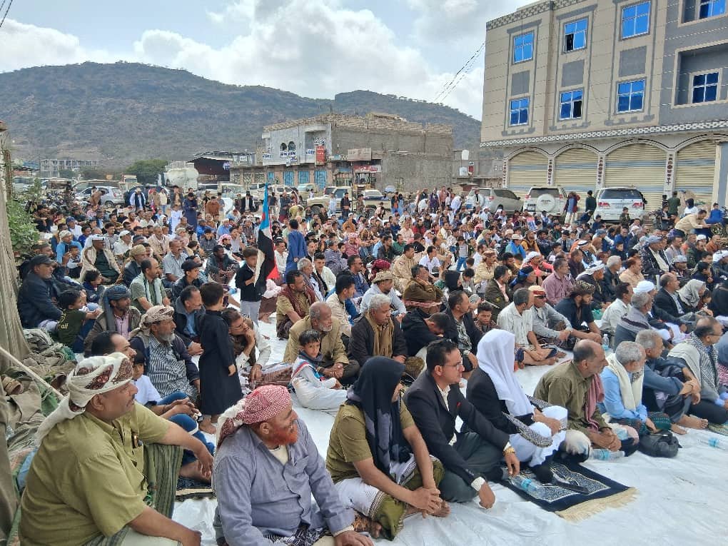 أبناء الضالع يؤدون صلاة الجمعة في ساحة الاعتصام المفتوح تحت شعار "الثبات والتمكين" أبناء الضالع يؤدون صلاة الجمعة في ساحة الاعتصام المفتوح تحت شعار "الثبات والتمكين"