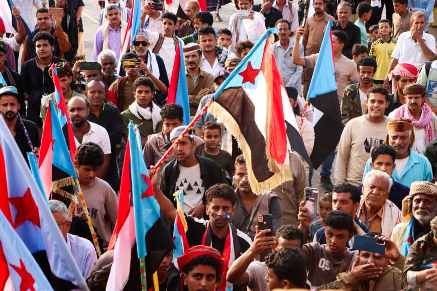 تواصل التوافد الجماهيري إلى ساحة الاعتصام المفتوح بالعاصمة عدن تواصل التوافد الجماهيري إلى ساحة الاعتصام المفتوح بالعاصمة عدن