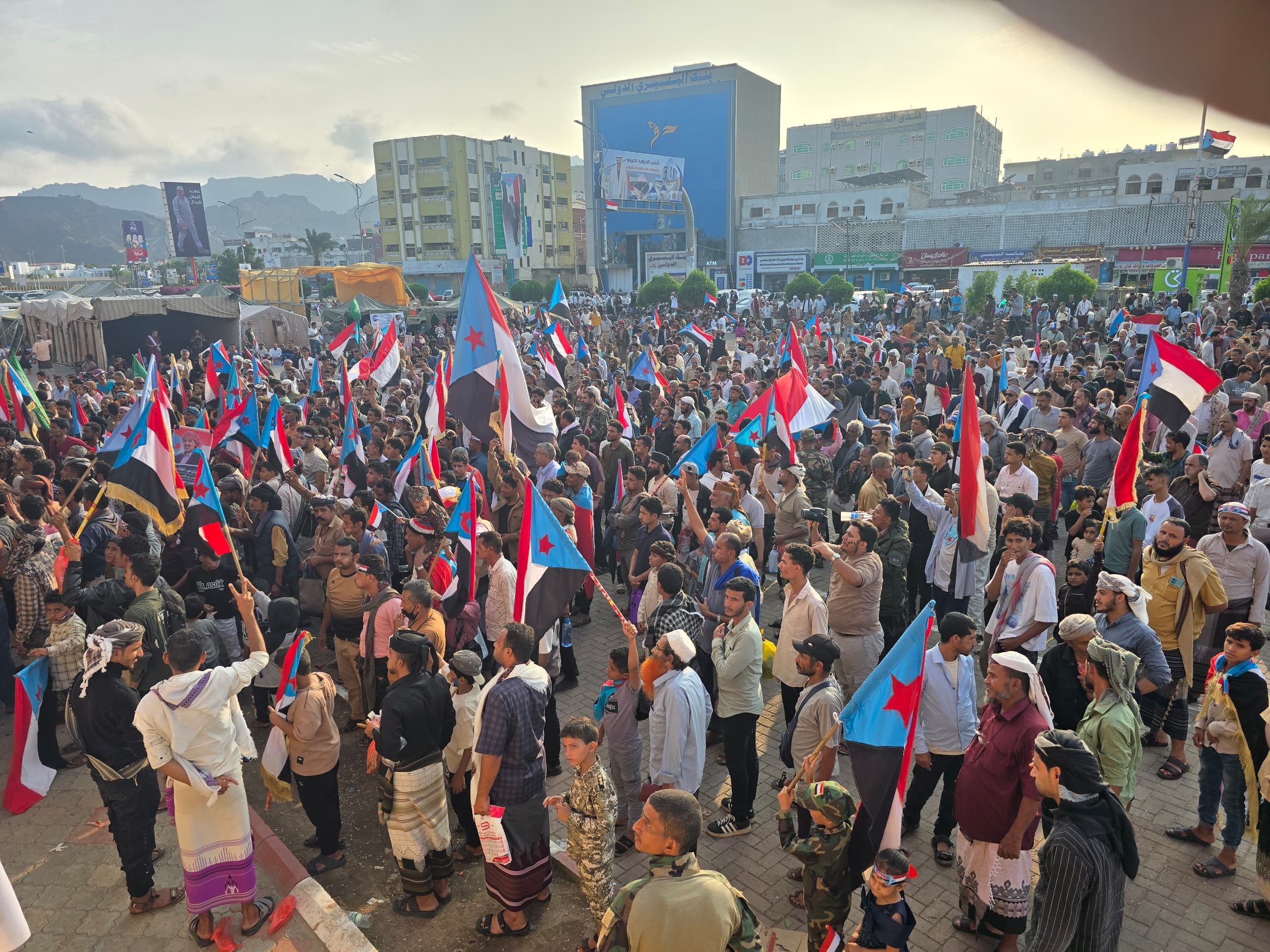 تواصل التوافد الجماهيري إلى ساحة الاعتصام المفتوح بالعاصمة عدن تواصل التوافد الجماهيري إلى ساحة الاعتصام المفتوح بالعاصمة عدن