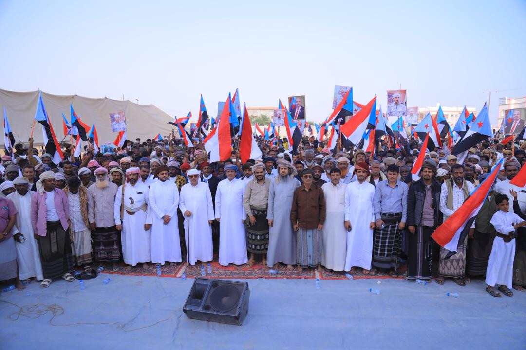 تواصل التوافد الجماهيري إلى ساحة الاعتصام المفتوح في محافظة المهرة تواصل التوافد الجماهيري إلى ساحة الاعتصام المفتوح في محافظة المهرة