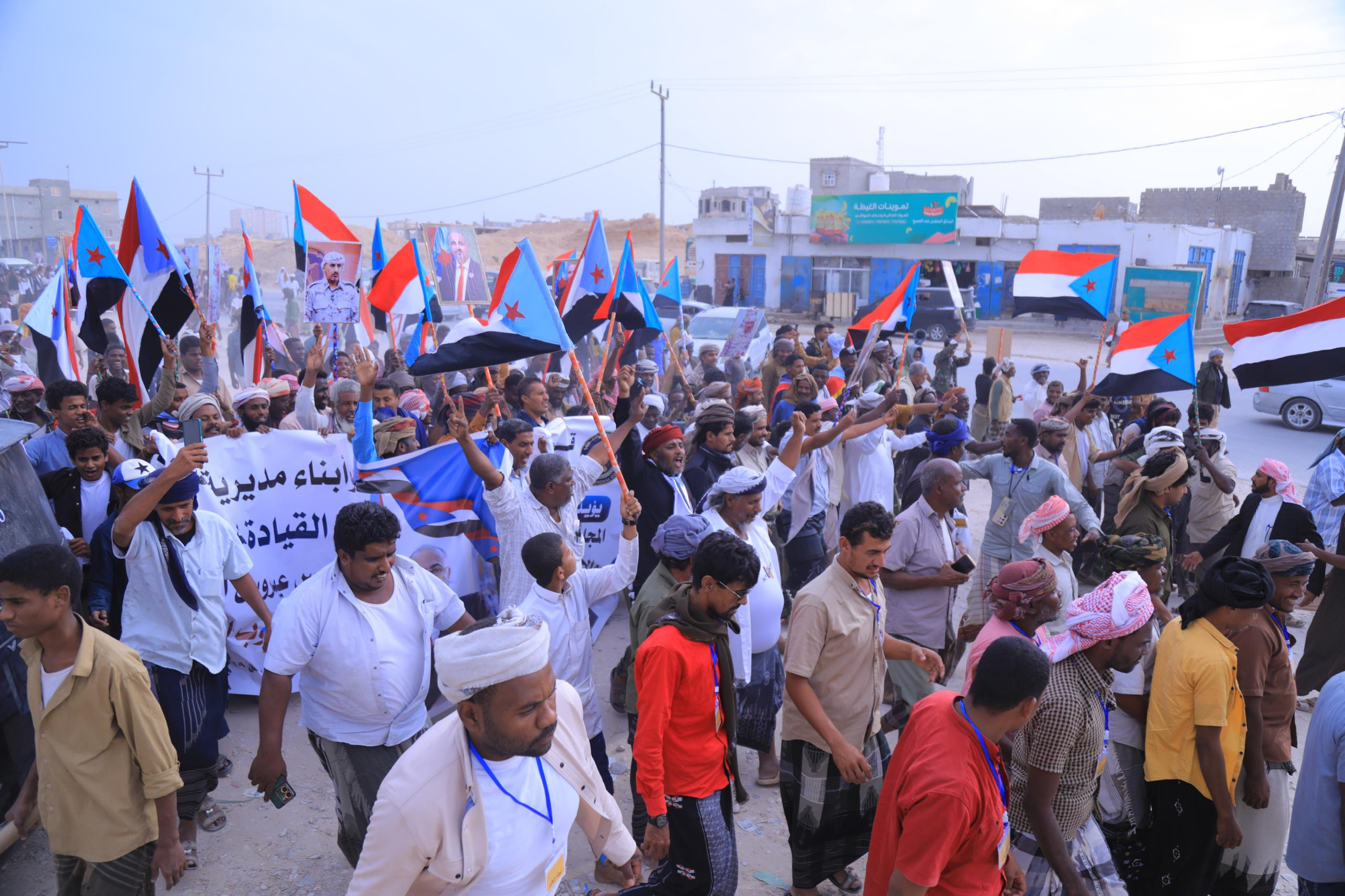 تواصل التوافد الجماهيري إلى ساحة الاعتصام المفتوح في محافظة المهرة تواصل التوافد الجماهيري إلى ساحة الاعتصام المفتوح في محافظة المهرة