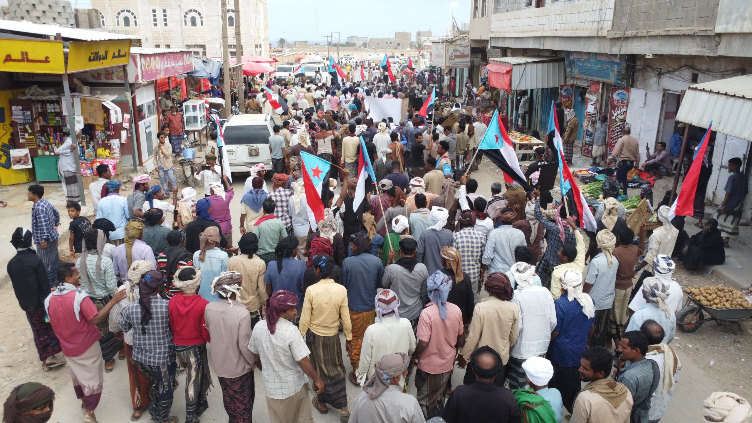 تواصل التوافد الجماهيري إلى ساحة الاعتصام المفتوح في محافظة سقطرى تواصل التوافد الجماهيري إلى ساحة الاعتصام المفتوح في محافظة سقطرى