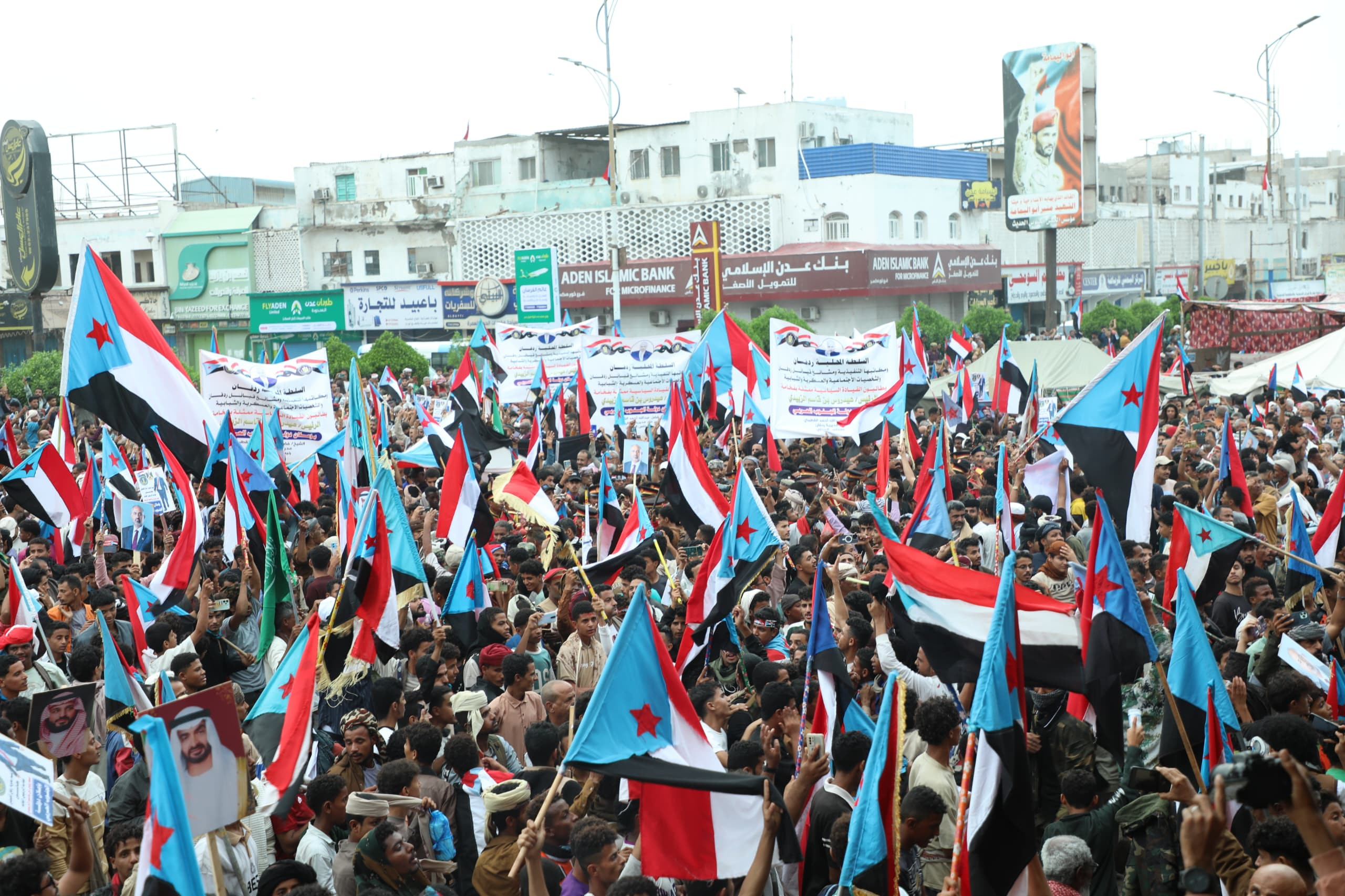 من ساحة العروض بالعاصمة عدن.. حشود ردفان وعدن تجدد تفويضها للرئيس الزُبيدي لإعلان دولة الجنوب من ساحة العروض بالعاصمة عدن.. حشود ردفان وعدن تجدد تفويضها للرئيس الزُبيدي لإعلان دولة الجنوب