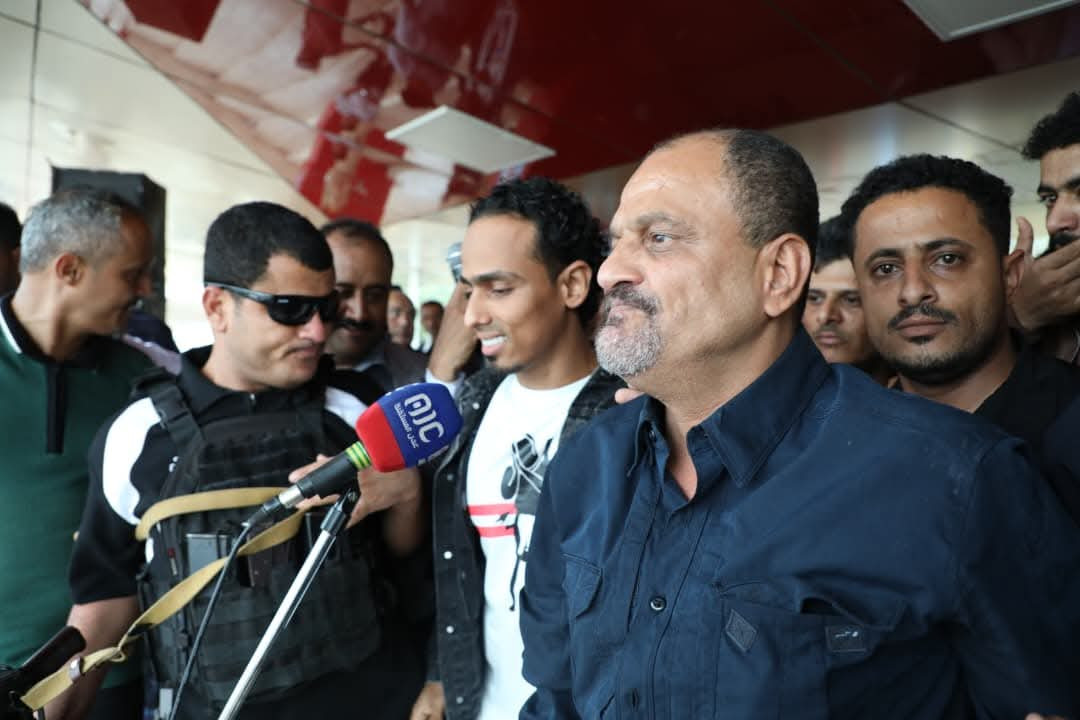 من ساحة العروض بالعاصمة عدن.. حشود ردفان وعدن تجدد تفويضها للرئيس الزُبيدي لإعلان دولة الجنوب من ساحة العروض بالعاصمة عدن.. حشود ردفان وعدن تجدد تفويضها للرئيس الزُبيدي لإعلان دولة الجنوب