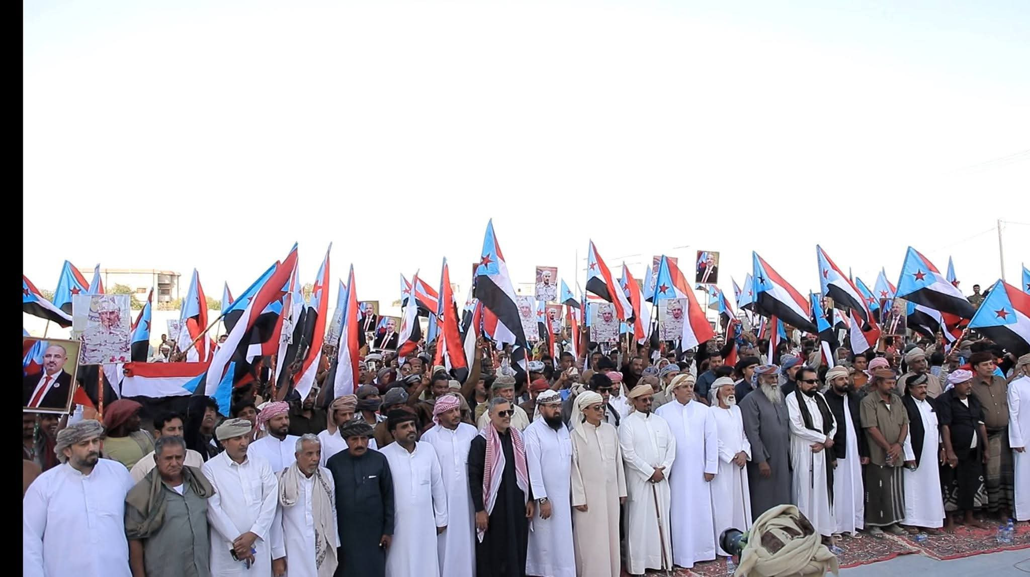 توافد حشود جماهيرية من سيحوت إلى ساحة اعتصام المهرة لدعم مطلب إعلان دولة الجنوب العربي توافد حشود جماهيرية من سيحوت إلى ساحة اعتصام المهرة لدعم مطلب إعلان دولة الجنوب العربي