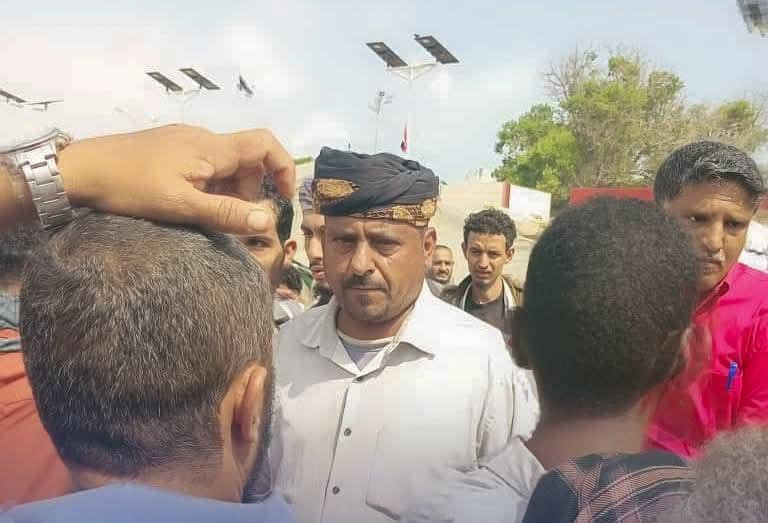 قيادات عسكرية ومدنية تشارك في أداء صلاة الجنازة على جثمان المناضل عبدالحكيم فاضل في ساحة الاعتصام بالعاصمة عدن قيادات عسكرية ومدنية تشارك في أداء صلاة الجنازة على جثمان المناضل عبدالحكيم فاضل في ساحة الاعتصام بالعاصمة عدن