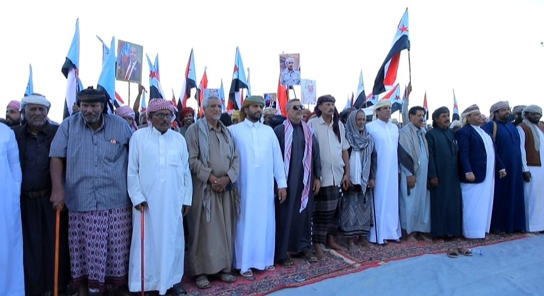 توافد شيوخ ووجهاء مديرية حات ومناطق بلحاف إلى ساحة الاعتصام المفتوح بالمهرة توافد شيوخ ووجهاء مديرية حات ومناطق بلحاف إلى ساحة الاعتصام المفتوح بالمهرة