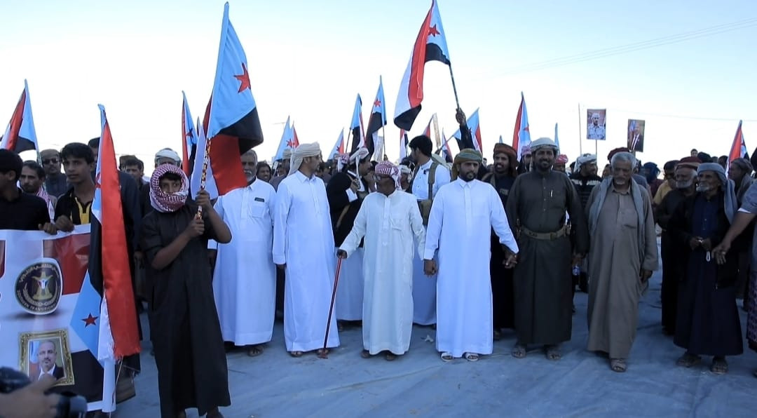 توافد شيوخ ووجهاء مديرية حات ومناطق بلحاف إلى ساحة الاعتصام المفتوح بالمهرة توافد شيوخ ووجهاء مديرية حات ومناطق بلحاف إلى ساحة الاعتصام المفتوح بالمهرة
