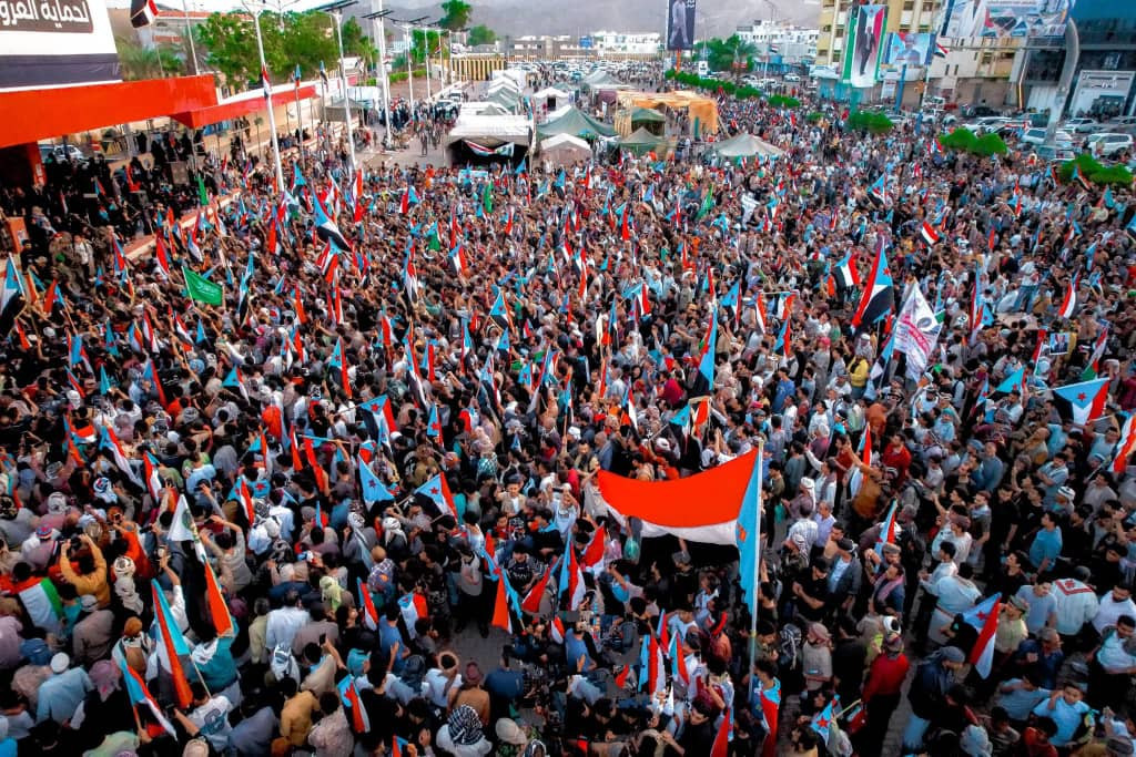 توافد جماهيري واسع لأبناء يافع إلى ساحة الاعتصام بالعاصمة عدن دعمًا لمطلب إعلان دولة الجنوب العربي توافد جماهيري واسع لأبناء يافع إلى ساحة الاعتصام بالعاصمة عدن دعمًا لمطلب إعلان دولة الجنوب العربي
