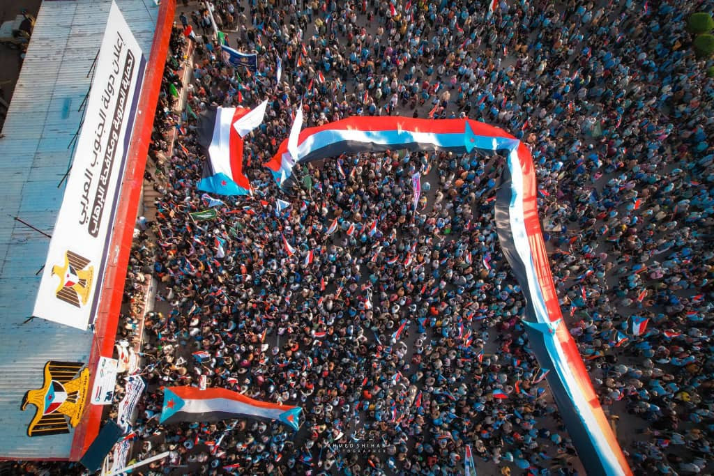 توافد جماهيري واسع لأبناء يافع إلى ساحة الاعتصام بالعاصمة عدن دعمًا لمطلب إعلان دولة الجنوب العربي توافد جماهيري واسع لأبناء يافع إلى ساحة الاعتصام بالعاصمة عدن دعمًا لمطلب إعلان دولة الجنوب العربي