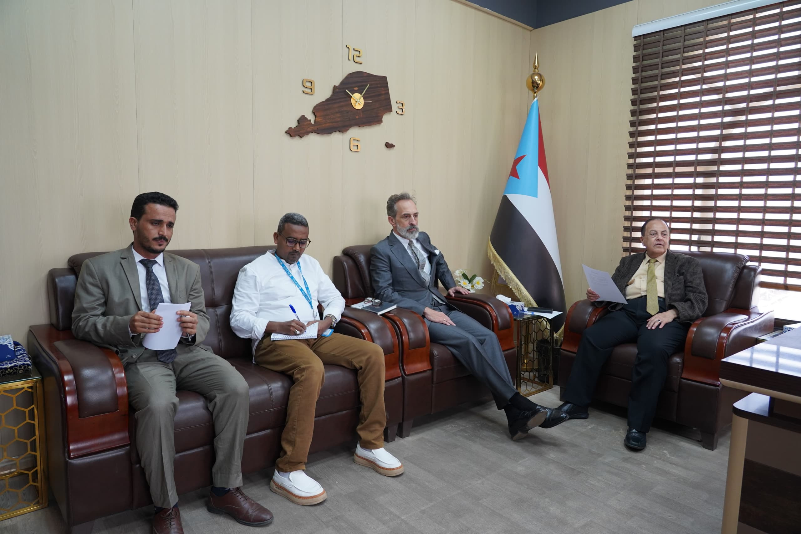 الدكتور الحاج يلتقي المنسق المقيم للأمم المتحدة في بلادنا الدكتور الحاج يلتقي المنسق المقيم للأمم المتحدة في بلادنا