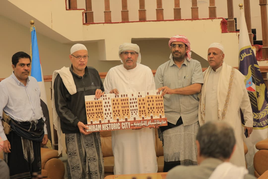 رئيس الجمعية الوطنية يلتقي مقادمة دلل شبام القديمة بسيئون رئيس الجمعية الوطنية يلتقي مقادمة دلل شبام القديمة بسيئون