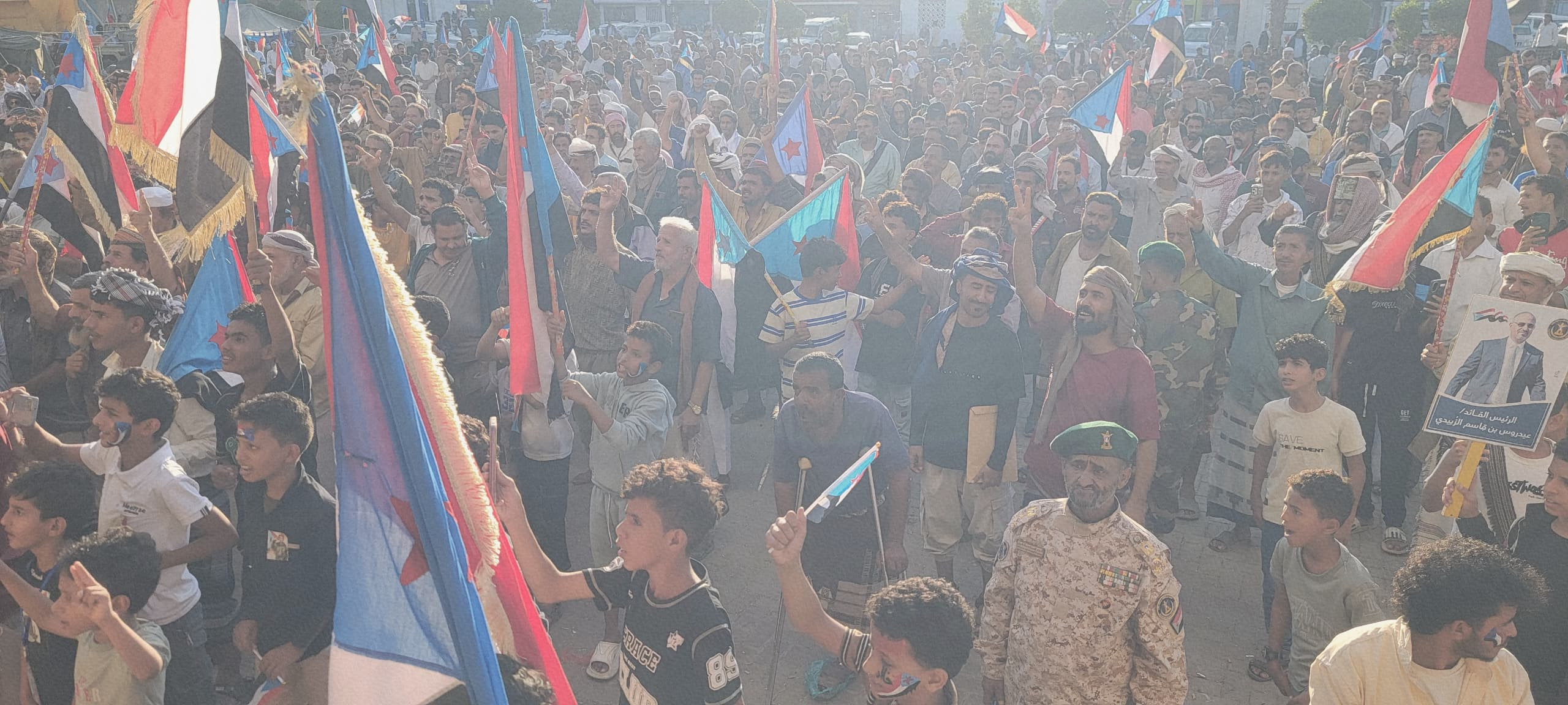 تواصل توافد الحشود الجماهيرية إلى ساحة الاعتصام بالعاصمة عدن للمطالبة بإعلان دولة الجنوب العربي تواصل توافد الحشود الجماهيرية إلى ساحة الاعتصام بالعاصمة عدن للمطالبة بإعلان دولة الجنوب العربي