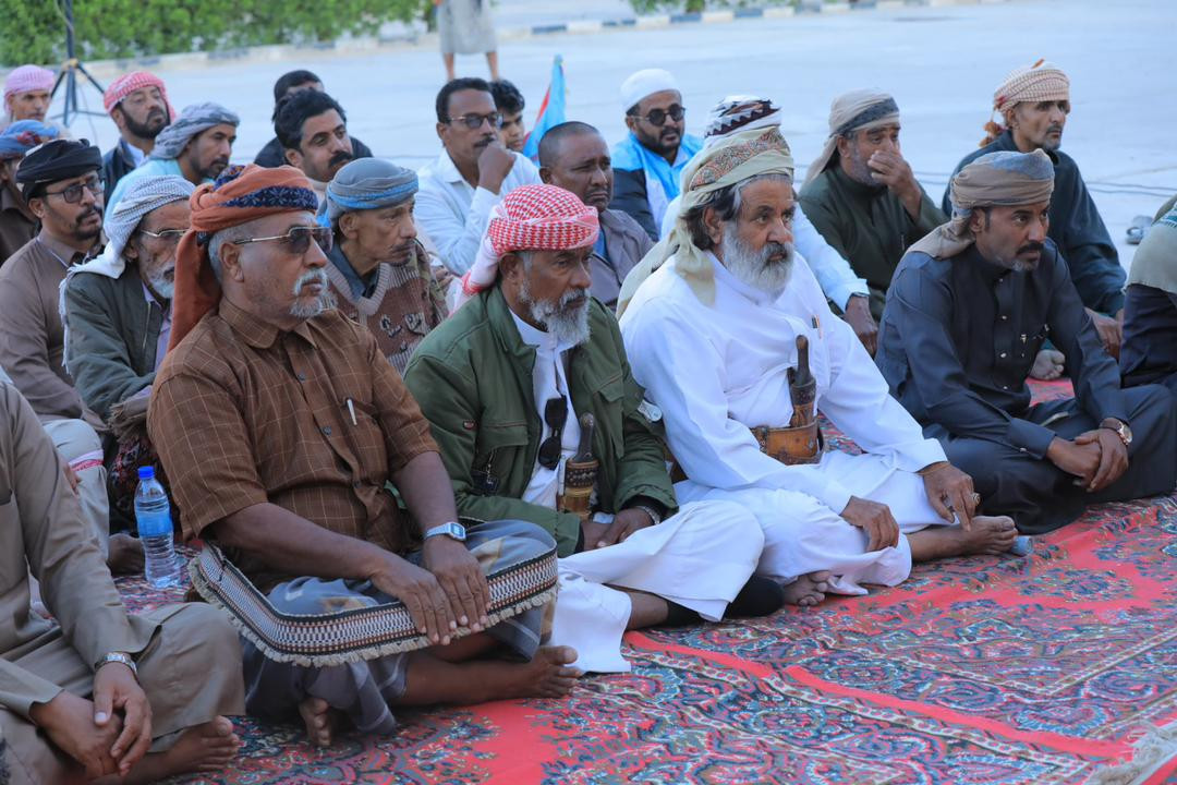 الكثيري يلتقي مشايخ ووجهاء مديرية حوره ووادي العين الكثيري يلتقي مشايخ ووجهاء مديرية حوره ووادي العين