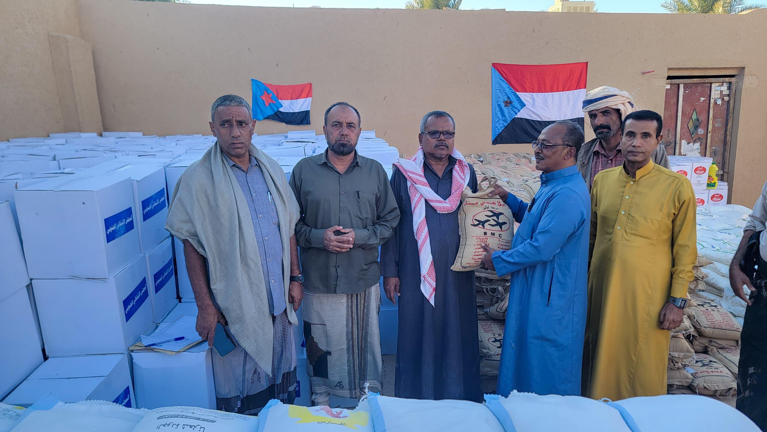انتقالي القطن يواصل توزيع السلال الغذائية المقدمة من الرئيس الزُبيدي انتقالي القطن يواصل توزيع السلال الغذائية المقدمة من الرئيس الزُبيدي
