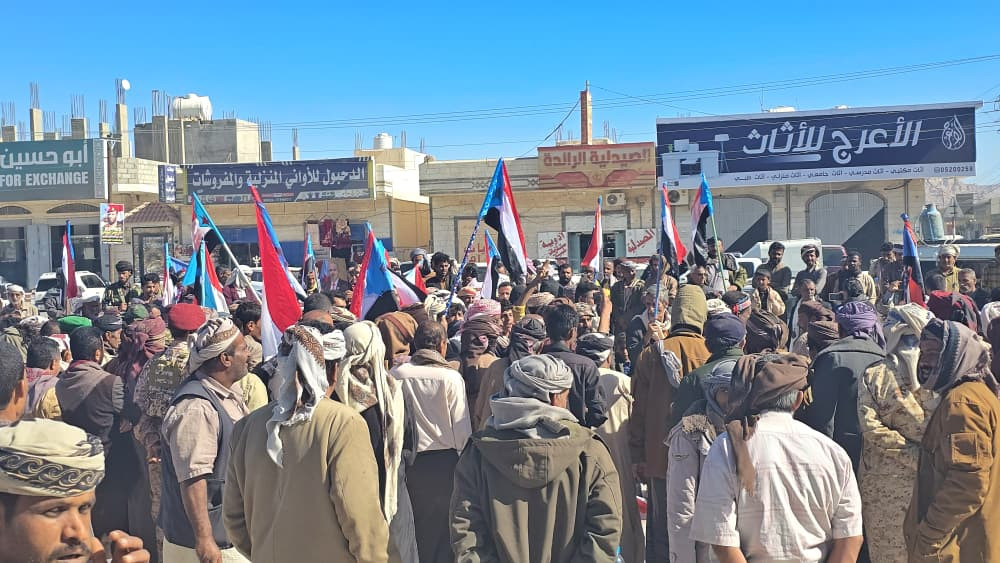 توافد حشود جماهيرية من مديرية عتق إلى ساحة الاعتصام المفتوح بشبوة للمطالبة بإعلان دولة الجنوب العربي توافد حشود جماهيرية من مديرية عتق إلى ساحة الاعتصام المفتوح بشبوة للمطالبة بإعلان دولة الجنوب العربي